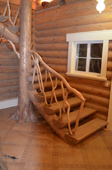 Лестница деревянная рубленная полувинт, перила из коряг и веток